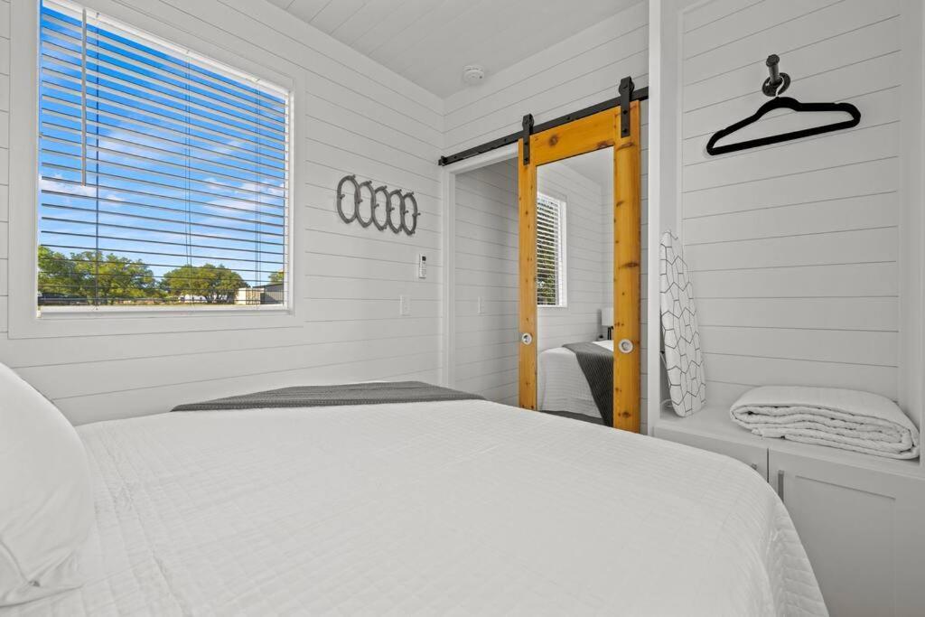 New! The Texas Longhorn-Luxury Container Home Fredericksburg Bagian luar foto